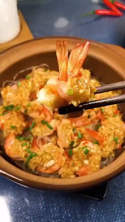 【砂锅蒜蓉焗虾做法】这样做的的虾太好吃了,高颜值,喜欢就get 