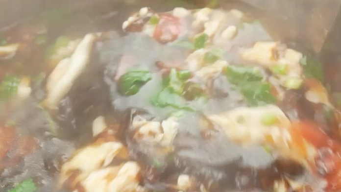 简单养胃的【紫菜蛋花汤】 食材: 番茄 紫菜 鸡蛋 香菜 盐 油 白胡椒粉 麻油 步骤:1