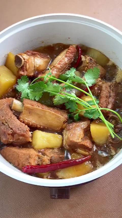 #天天美食# 【红烧排骨做法】红烧排骨这么做,简直太好吃了,好吃到停不下来。via8月饭票