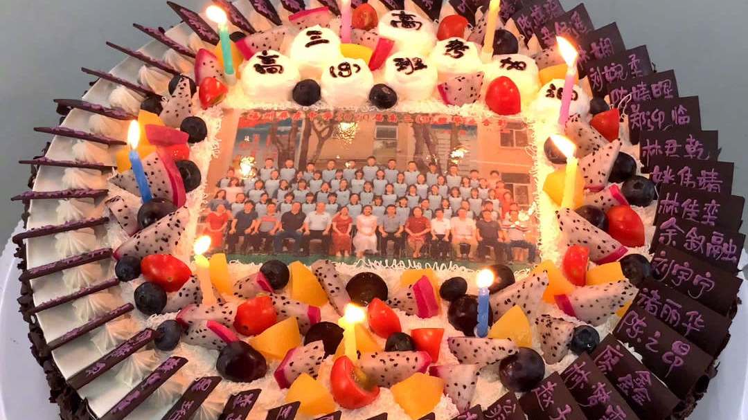 【高三最后一课:老师送印有48名高考学生名字蛋糕】3日,福州屏东中学高三最后一堂课,数学老