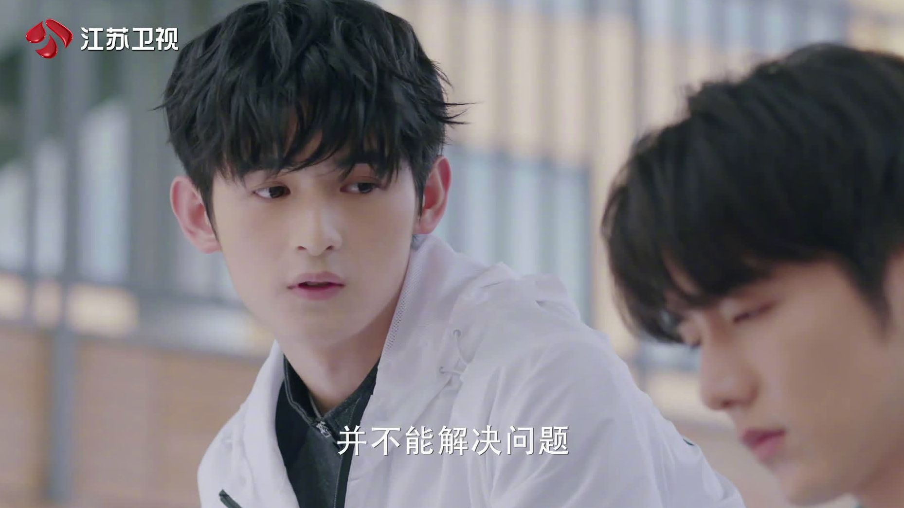 #冰糖炖雪梨# 喻言@演员周历杰 从加拿大回来,得知黎语冰@张新成 的遭遇,以过来人的身份