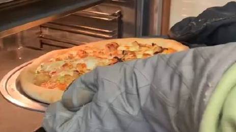 美好的午后时光:做个意大利薄底披萨,烤箱最高火250度以上,烤8分钟,模拟火炉烤箱温度,烤