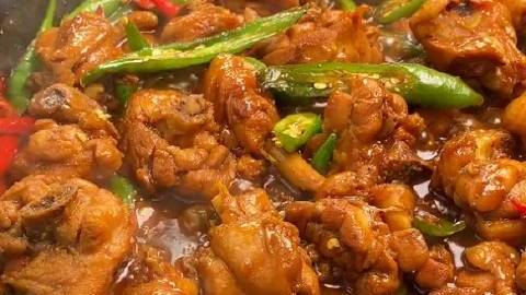 在家也能做比饭店还好吃的尖椒鸡,太香了,吃了一次,还想吃第二次