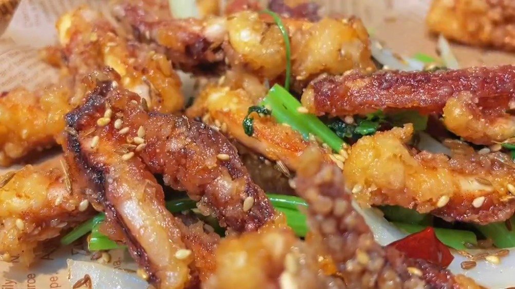 干煸鱿鱼须,做法简单,外酥里嫩,干香味美,好吃又过瘾~