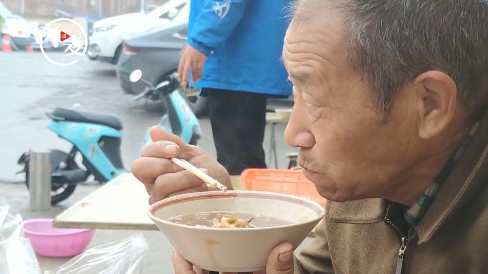 【最温暖的早餐店!郑州1元胡辣汤店23年不涨价 】在河南人人都喝过胡辣汤,但时至今日仍坚持