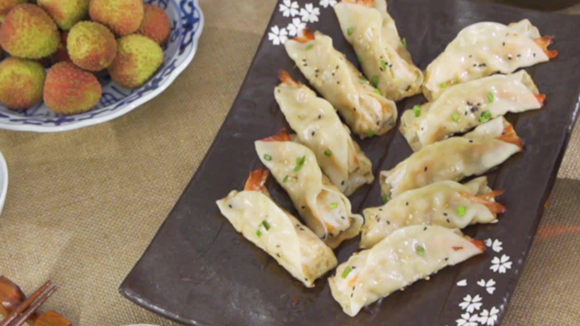 【家常虾仁锅贴】肉馅搭配虾仁,鲜香多汁,一口下去肉香满溢,酥酥脆脆太好吃了!