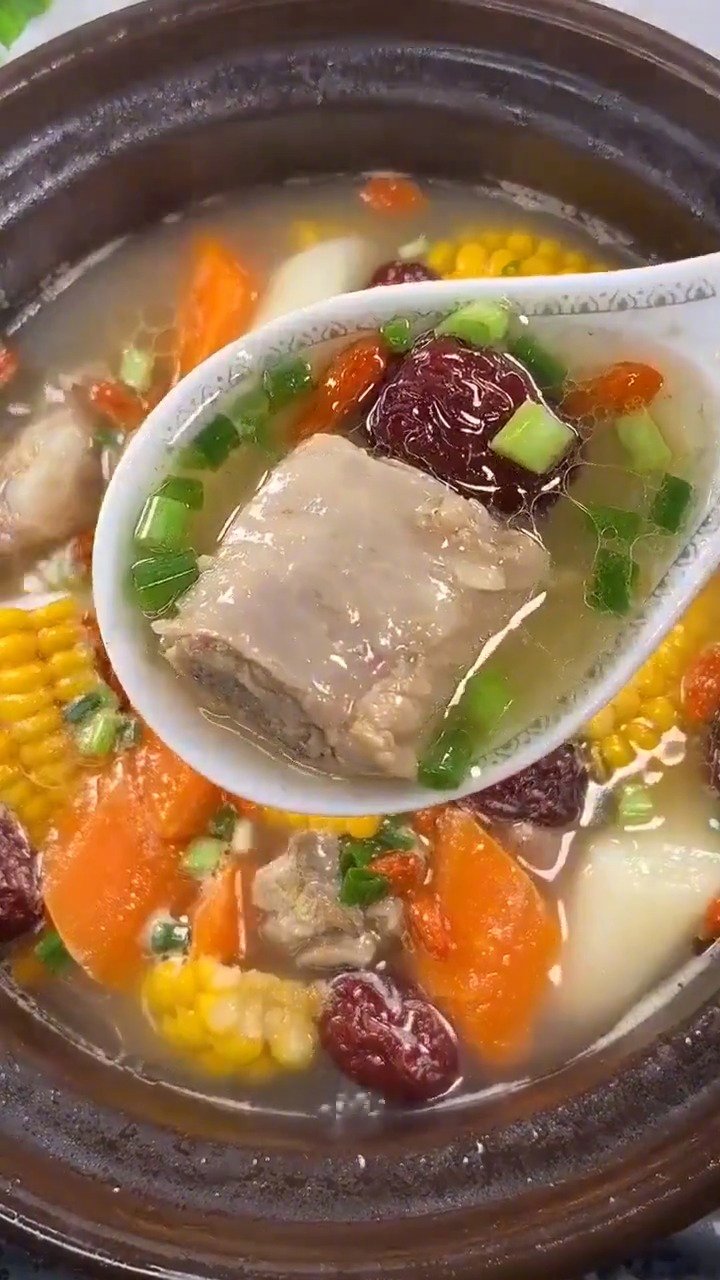 为爱的人做一道玉米胡萝卜山药排骨汤 瞬间可以喝三碗! 