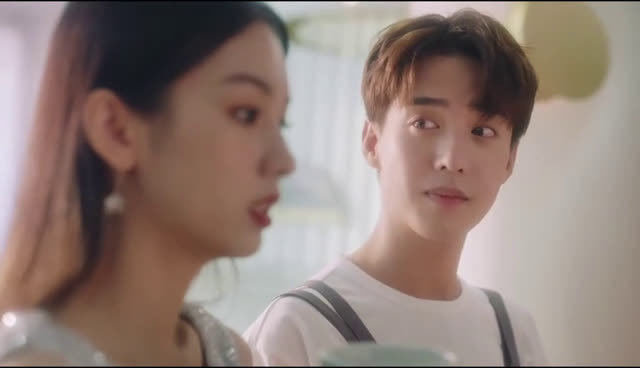 周也开着车遇到了甜品店老板马闻远,车窗摇下来的时候,爱情发生了!两人隔着车窗对视聊天,甜度