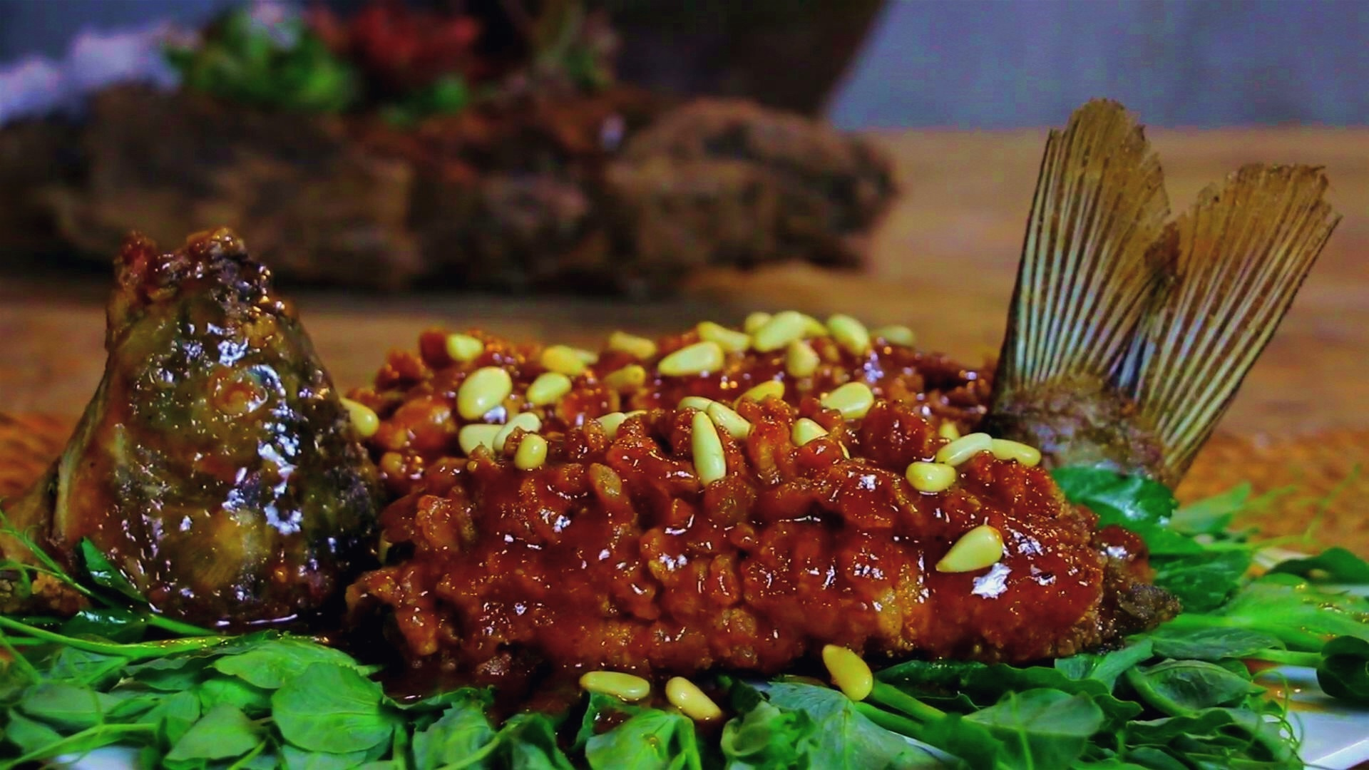 无鱼不成席,年夜饭桌上怎么能少了一条寓意“年年有余”的全鱼呢。 这鱼必须有头有尾,也寓意新