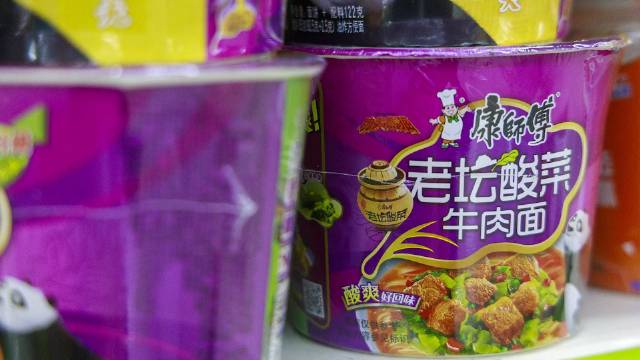 【康师傅老坛酸菜方便面重返超市货架 你还会买吗?】#你还会买老坛酸菜方便面吗# 3月15日
