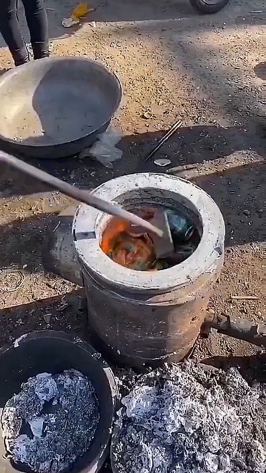 记得小时候家里的铝锅都是这么做的。一个时代的回忆  