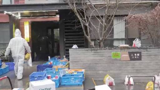 【淘菜菜西安团长一家四口穿防护服送货:为社区服务,共同抗疫】西安新一轮核酸筛选已经开启。昨