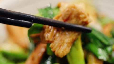 营养健康有菜有肉又快手的青蒜炒五花肉,值得拥有!宅家也要认真生活努力锻炼身体,终有回到车水