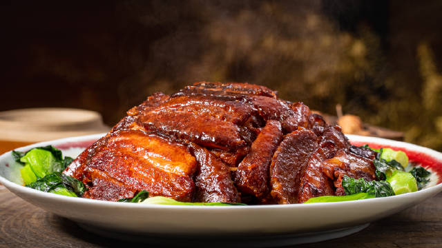#除夕快乐# 年夜饭上最香的一盆肉,酥嫩又吉祥!芋头扣肉是客家的传统名菜,这道菜形状圆润,