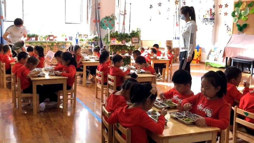 【红山区第十幼儿园】 美好的一天从营养丰富的早餐开始,今日美食:蔬菜肉丝面➕ 清水煮鸡蛋,