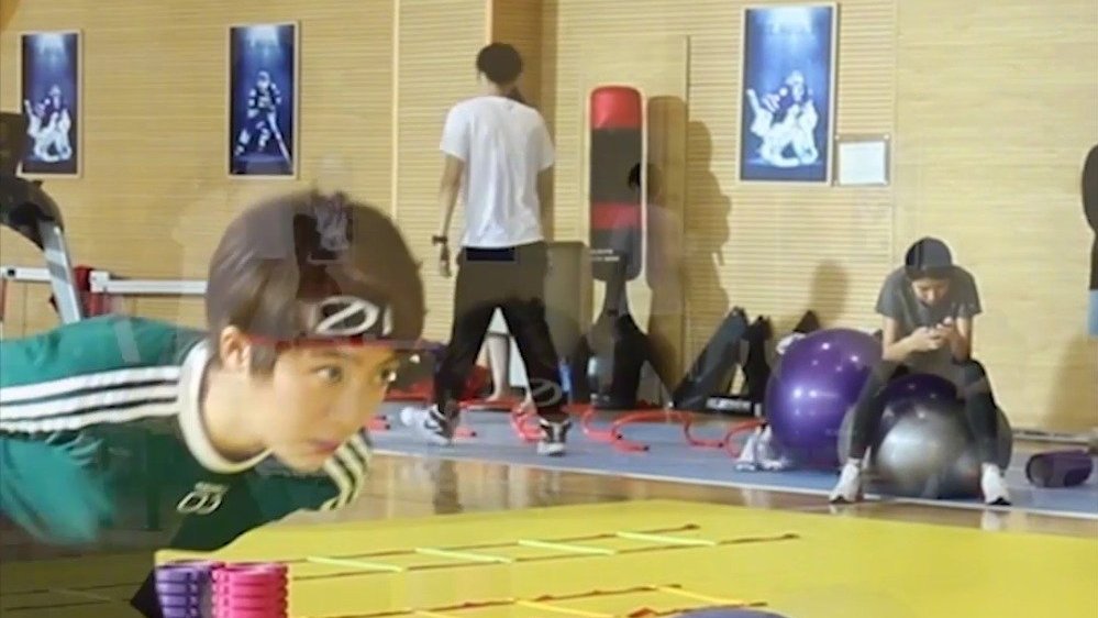 江苏卫视#冰糖炖雪梨# “是时候表演真正的技术了!” 霸气“微哥”连连看!@韩玖诺 原地速