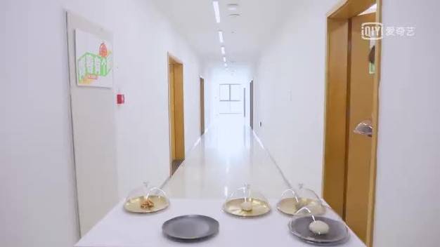 @余景天_青春有你3 为了换服装竟然向工作人员发射可爱攻击,撒娇的小表情谁看了能不心软呢?