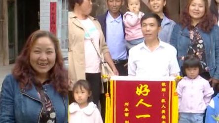 【大叔30年间从河里救数十人,60岁时3名被救者提前为他祝寿】近日,3位村民带着家人,拿着