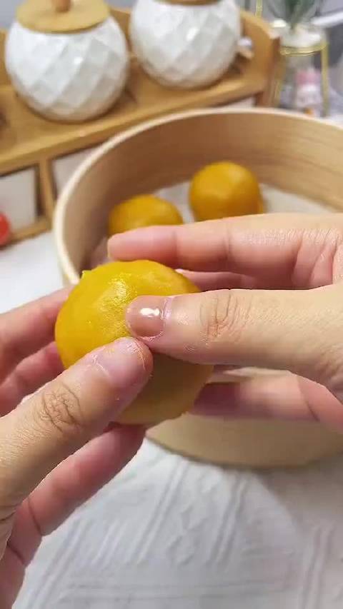 【2022甜蜜蜜减卡低糖版紫薯球来喽!】很多人都爱南瓜紫薯球这个小甜品,虽然好吃美味,但不