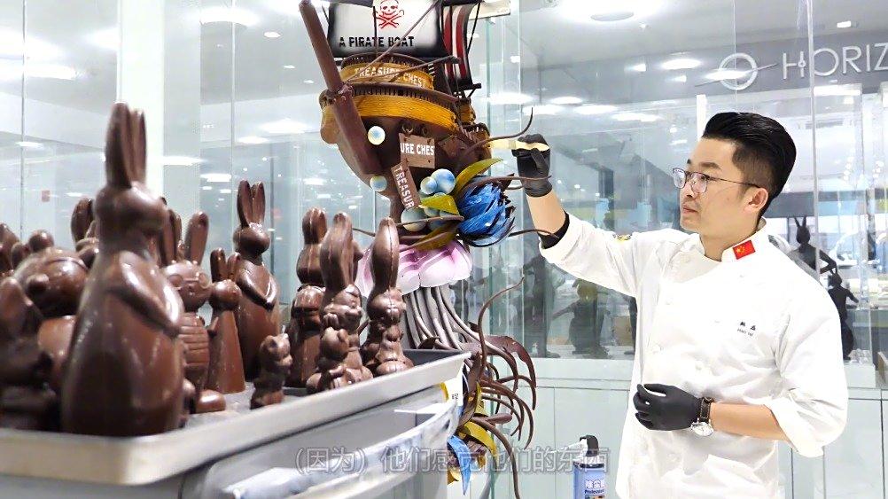 【惊艳!小伙制作中国风巧克力惊艳世界】青铜器,绣花鞋,青花瓷瓶…这些竟然都是能吃的!36岁