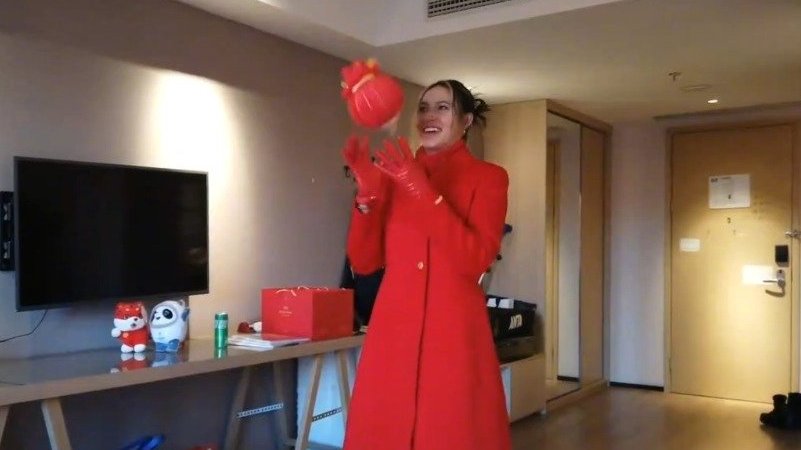 #谷爱凌说要把开幕式着装带回家穿#【#谷爱凌说初一的饺子特别香#】在8日上午北京冬奥会自由