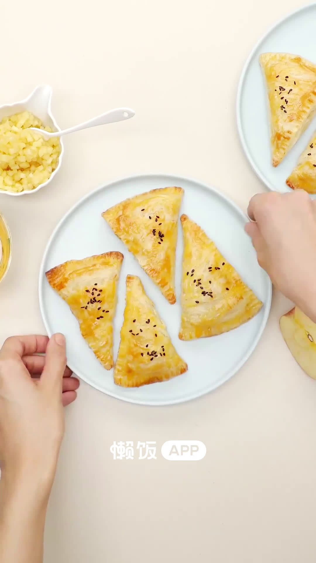 【手抓饼苹果派】酥酥脆脆、香香甜甜的苹果派来喽～苹果味好浓郁～手抓饼做的省时省力!20分钟
