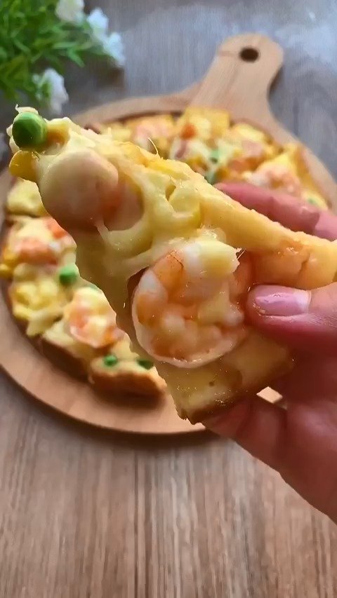 #美食时间# 在家里做披萨,是不是想着就觉得会很麻烦?可以试试这样做~烤箱、和面,统统不需