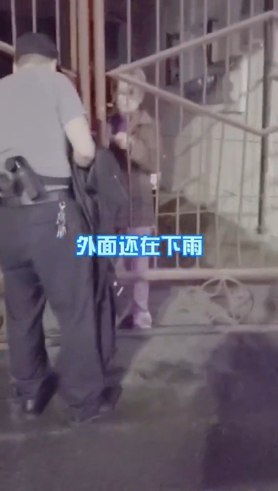 【凌晨雨夜里,民警脱下警服抱起小男孩】4月18日凌晨1时许,四川省宜宾市公安局叙州分局柏溪