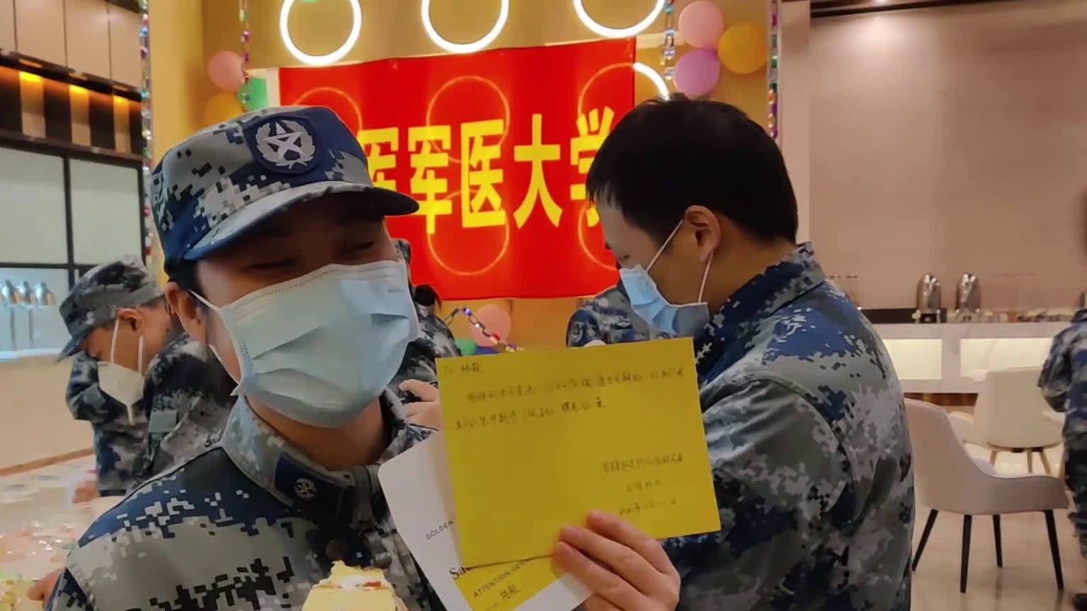 【温暖!抗疫前线战士的快闪生日会】一块蛋糕、一碗长寿面、一张贺卡、一首生日快乐歌……短短3