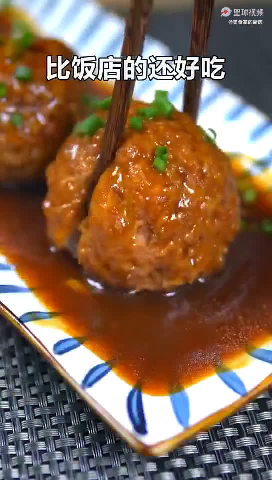 【红烧狮子头】剁肉末、调肉汁、炸肉丸,入口软嫩多汁,满满全是肉汤汁也超下饭哦! (不二大叔