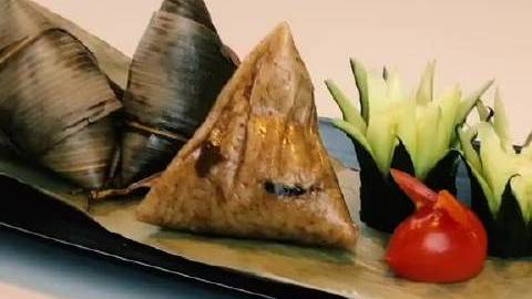 传统的烧肉粽,糯米需要先入锅翻炒,在加入卤好的卤肉、虾仁、莲子、香菇等,待锅里水开,粽子下