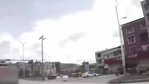 【男孩因扶摔倒路人幸运躲过高坠事故】平安法治2021 12月4日,湖北阳新,一小男孩坐在店