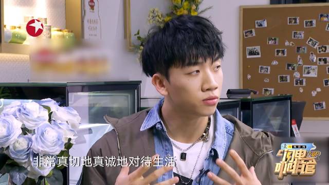 @杨和苏 #闪电咖啡馆#快被@杨和苏 笑死!一直强调自己是大正派,连自画像也是“正”。他还