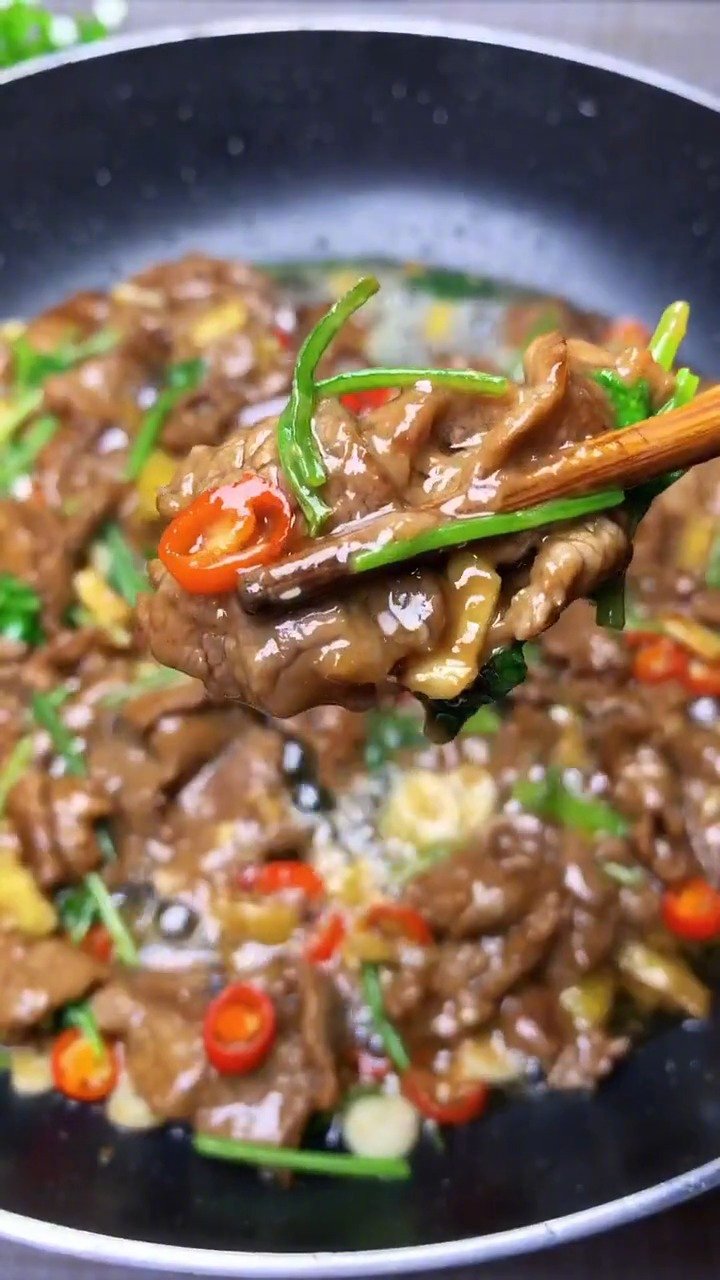 #美食# 【香菜炒牛肉】鲜香嫩滑,做法简单,好吃又下饭~#今天是世界讨厌香菜日# 