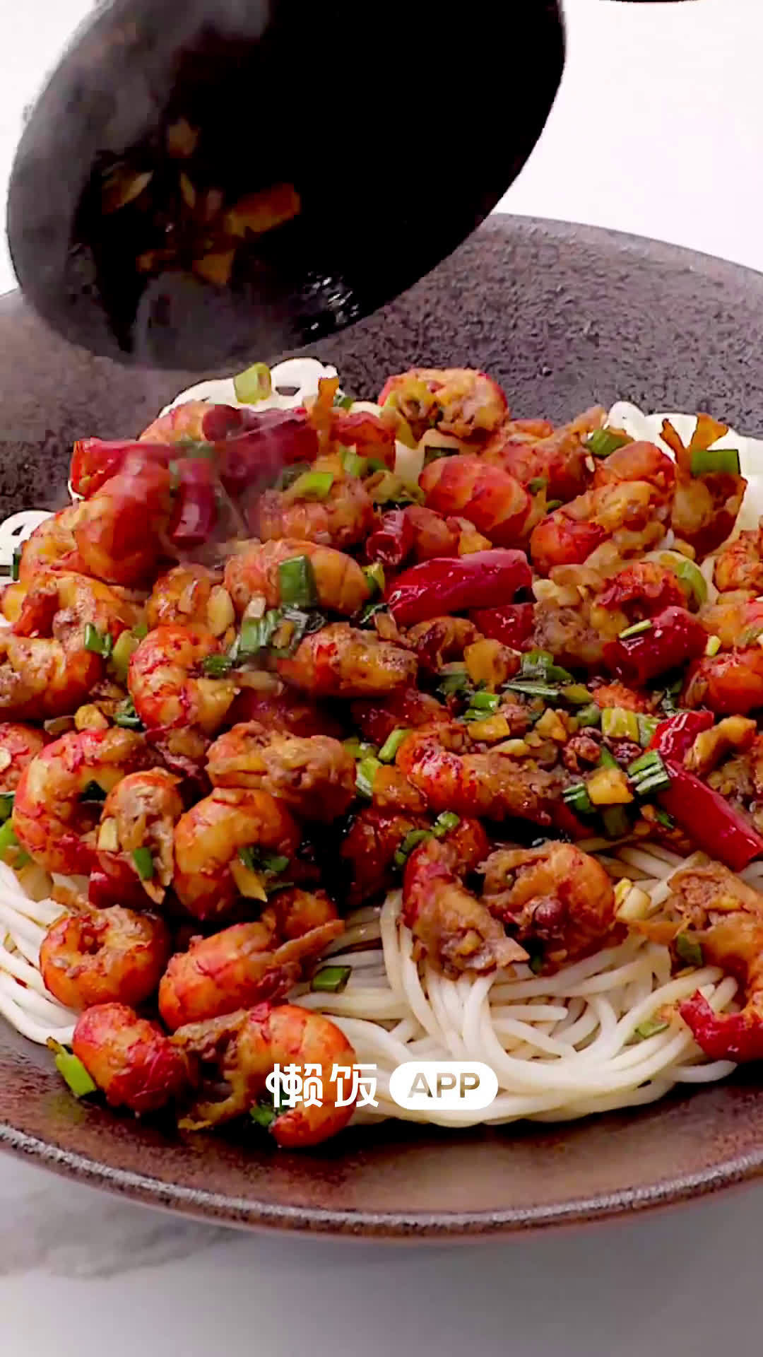#美食武汉#【小龙虾干拌面】一碗盖着满满麻辣小龙虾的面,谁不想吃呢?!周末做一碗给辛苦了一