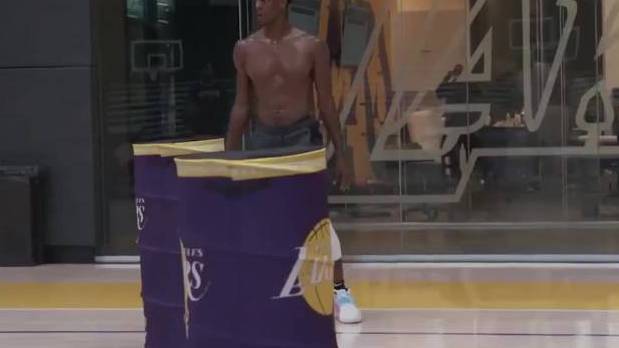 停赛不停练,隆多在休赛期间练魔鬼筋肉人般的身材,羡煞旁人,从他的手臂肌肉来看他的身材保持的