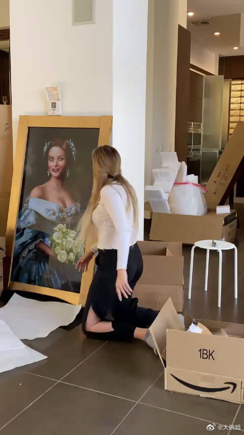 国外超火恐怖整蛊视频,著名魔术师用一副非常特别的人物肖像画,整蛊自己女朋友  