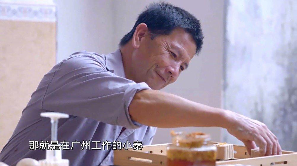 将桂林观音山上的桂花撒入揉好的糯米面团,包裹上甜蜜的豆沙馅,香和甜混搭,形成最温馨的诱惑。