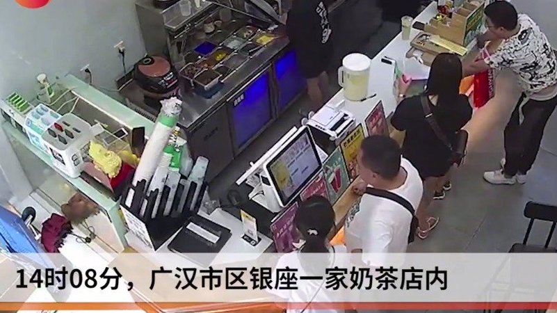 【12岁女孩奶茶店内无故遭男子掌掴 ,男子边打边问“为什么要打我、踢我”】8月25日,一段