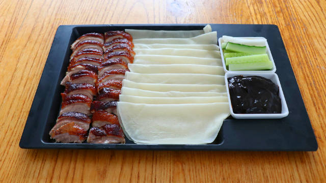 【自制北京烤鸭+简易春饼+甜面酱做法】这个冬天终于安排上了,滋滋冒油别提有多香了~外酥里嫩