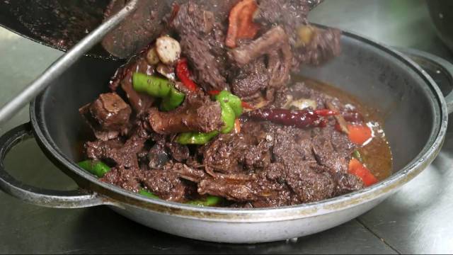 吃三穗麻鸭最正宗的做法必属这道血浆鸭!香嫩的鸭肉切块,佐以干辣椒、仔姜等配料炒香,带着微微