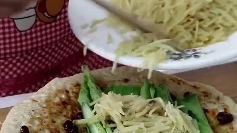 &nbsp;炸果子、摊煎饼,煎饼果子来一套,果子不会可以用薯片代替哦~