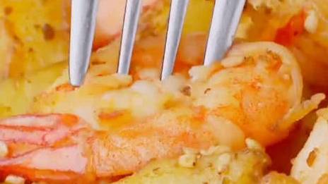 【土豆虾仁】夜深了,饿了吗? 土豆虾仁来一份儿,焦香酥嫩,一口一个停不下来～ 戳这里↓↓这