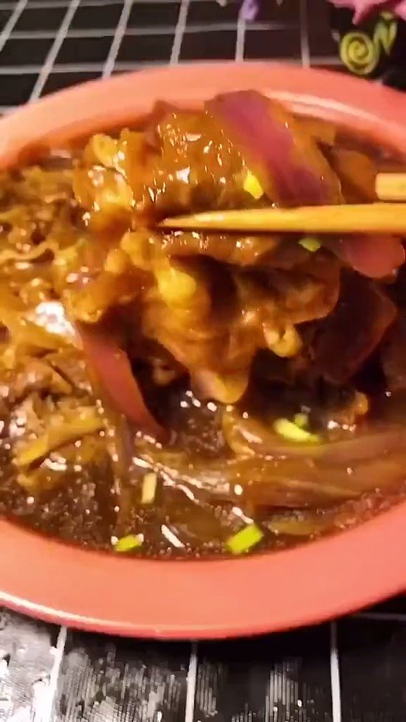 【洋葱炒肥牛】快看看这个洋葱炒肥牛的做法吧!滑嫩的肥牛配上一碗大米饭真的是绝了~