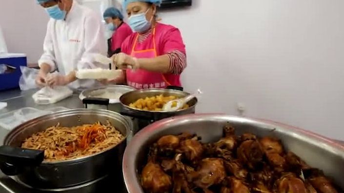 【天凉了!为让社区老人吃上热乎饭,老人家食堂做足了准备】天儿越来越凉了,老人的衣食起居都得