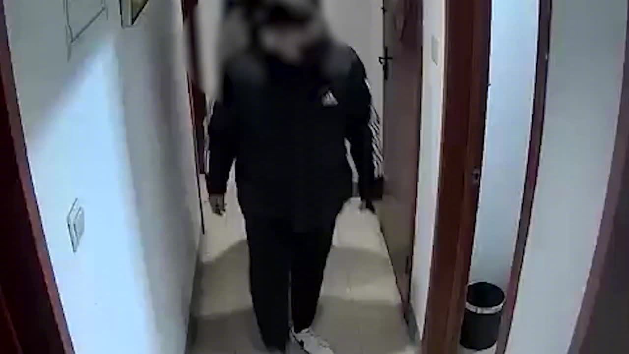 【两男子为过“警察瘾”,假扮民警到棋牌室“抓赌”被拘留】 #不同人眼中的警察都是什么样#近