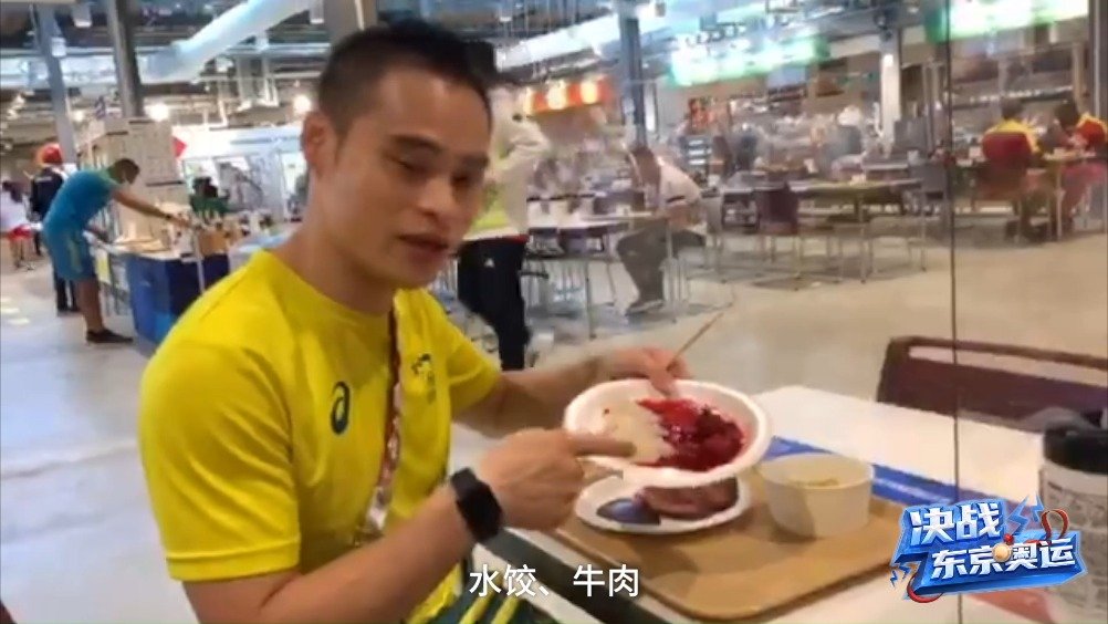 【中华美食征服外国运动员 奥运村吃饭要戴手套】东京奥运村设有两大餐厅“主餐厅”为24小时营