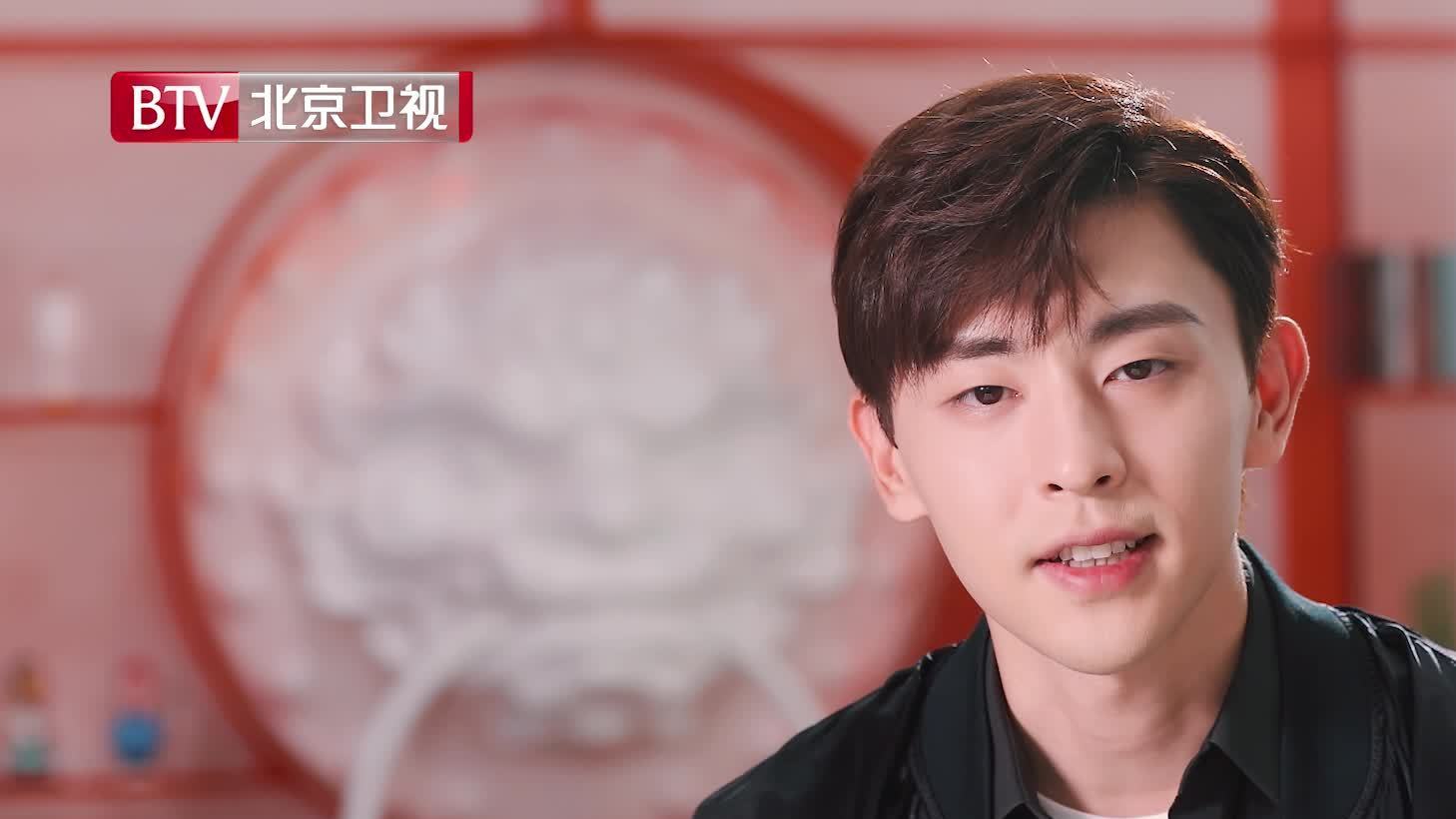 #国庆中秋双节同庆#能一大早就把开发员们@邓伦、张鲁一、@聂远、@雷佳音、@何穗踩醒送祝福