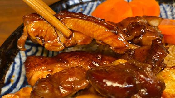 【照烧鸡腿饭】很简单的一道快餐,作为早餐,午餐,晚餐还都挺合适。如何把鸡腿煎得口感好且不腻