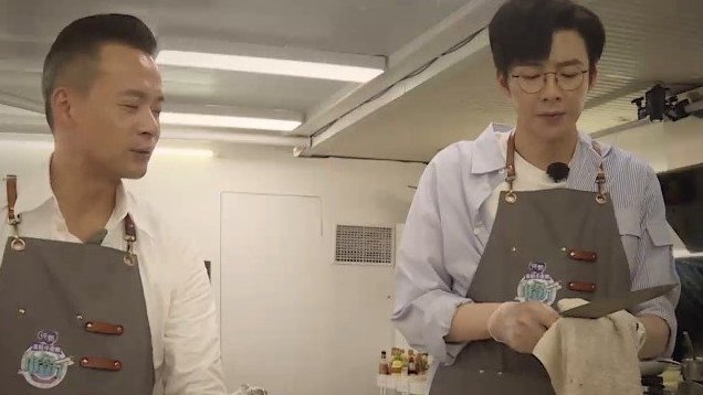【#中餐厅# 精彩回顾】林大厨突然落泪,看上去是被全能小帮手刘宇宁MD_摩登兄弟&nbsp;勤劳地剥